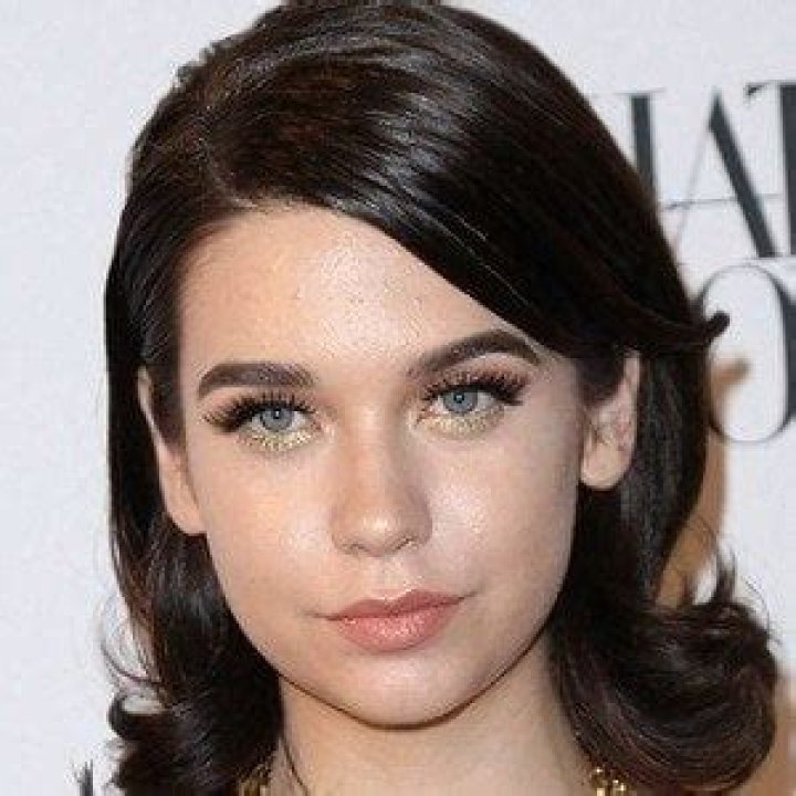 Amanda Steele - Age, Family, Bio