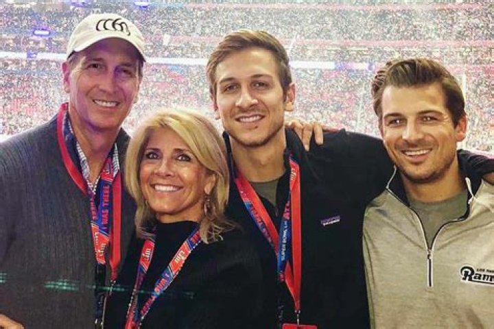 Austin Collinsworth net worth 2024