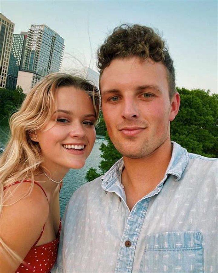 Ava Phillippe shared a rare picture with boyfriend Owen Mahoney! Know about her age, parents, siblings, biography… Ava Phillippe with her boyfriend Owen Mahoney