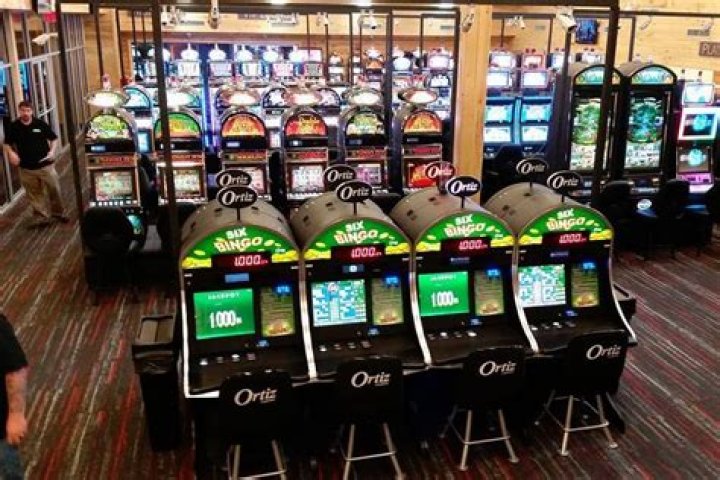 Does Naskila casino have table games?