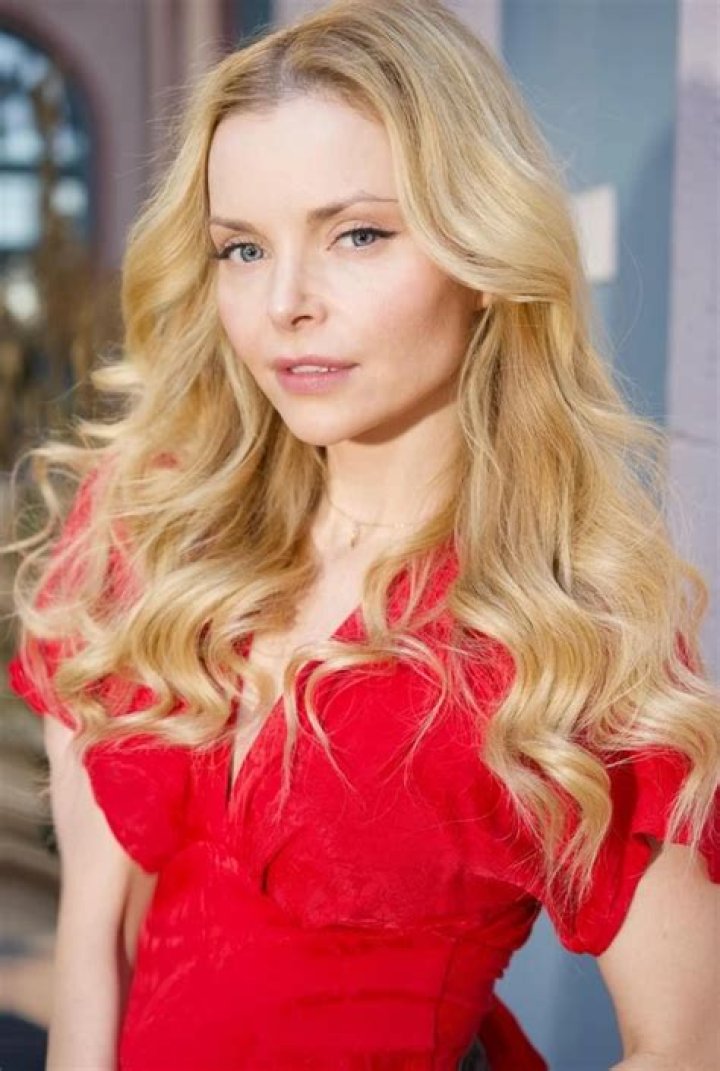 Izabella Miko Bio (Wiki) 