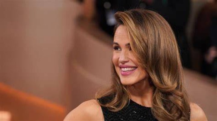 Jennifer Garner takes a Cinco de Mayo walk in her neighborhood