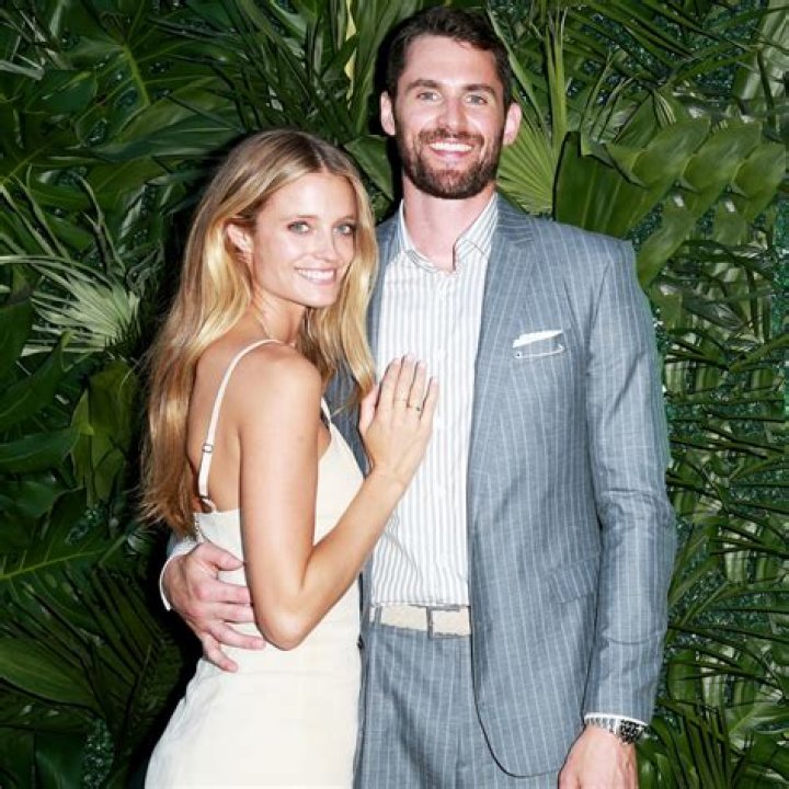 Kevin Love and Kate Bock are engaged! Know about their relationship, net worth, mental health, and more… Kevin Love and Kate Bock are engaged! Know about their relationship, net worth, mental health, and more…