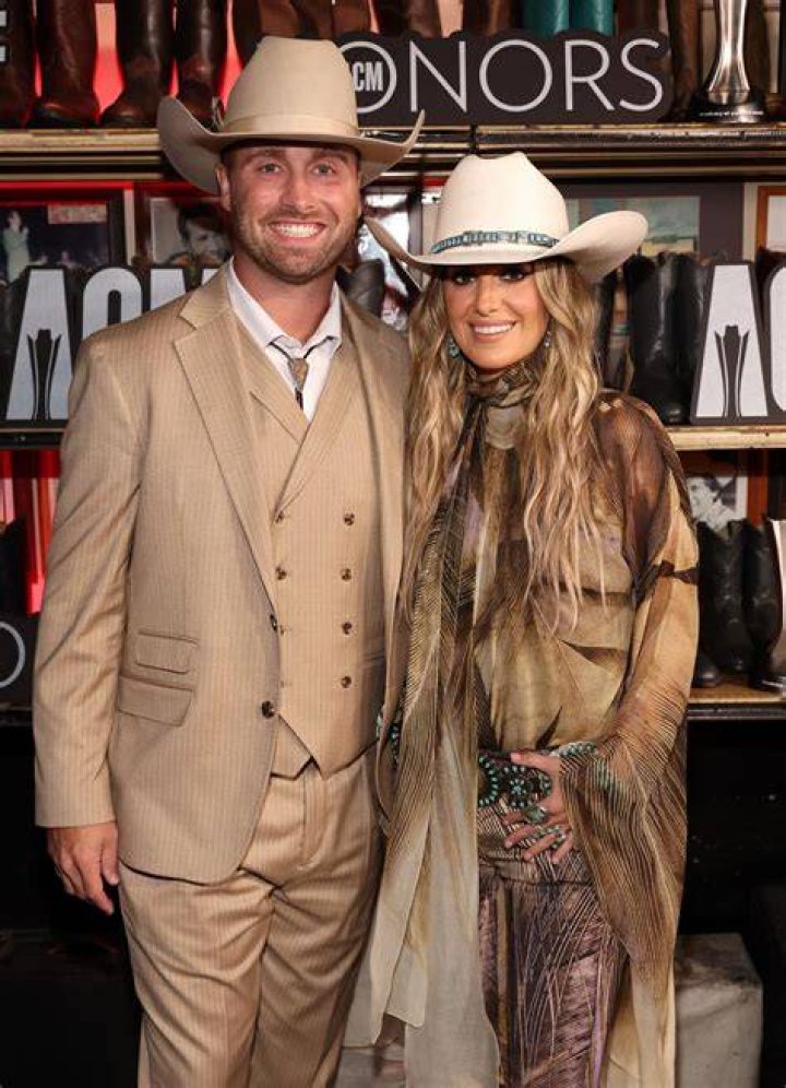 Lainey Wilson is dating Devlin Hodges.