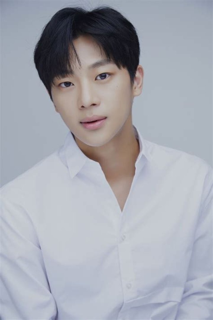 Lee Shin Young Bio (Wiki) 