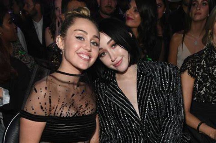Noah Cyrus Calls Out Sister Miley Cyrus for her Disrespectful Comments! Noah Cyrus Calls Out Sister Miley Cyrus for her Disrespectful Comments!