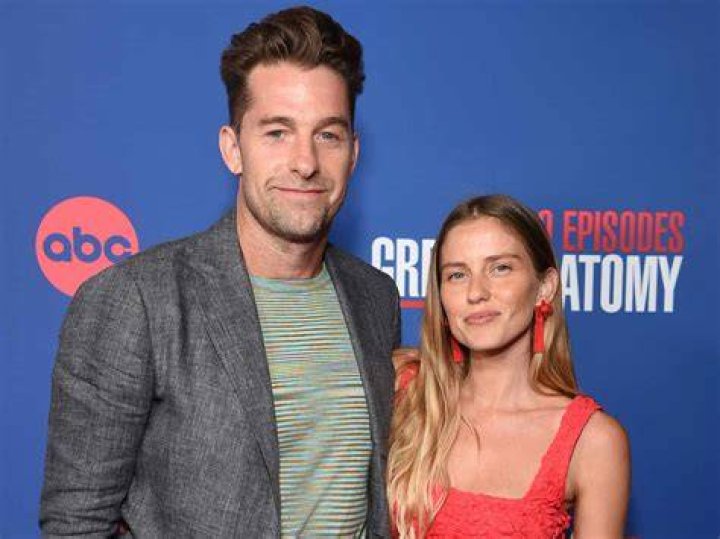 Scott Speedman is engaged! Committed to girlfriend Lindsay Rae after six years of dating Scott Speedman and Lindsay Rae are already a parent to one and half years of daughter Pfeiffer Luci