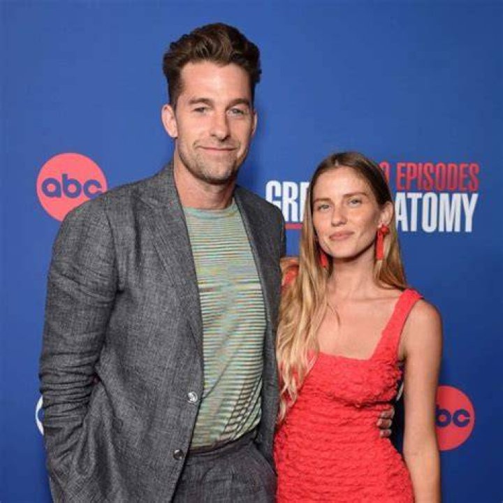 Scott Speedman is engaged! Committed to girlfriend Lindsay Rae after six years of dating Scott Speedman proposed to his girlfriend Lindsay Rae Hofmann after almost six years of dating