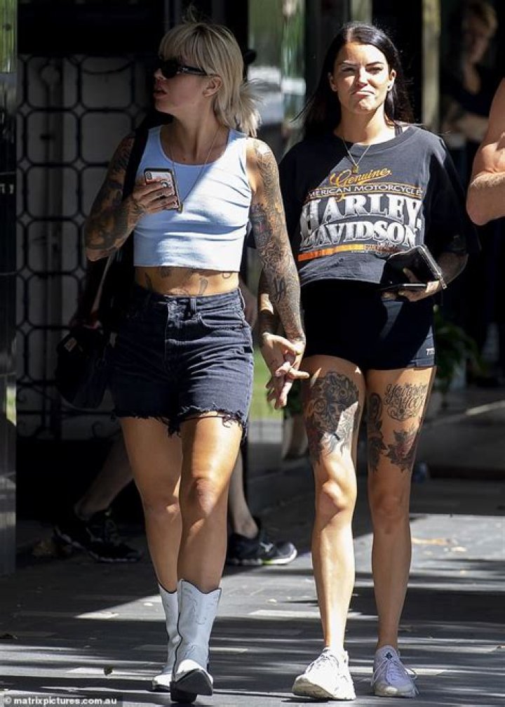 Tash Herz and Madison Hewitt have split due to the long distance relationship! Tash Herz and Madison Hewitt have split due to the long distance relationship!