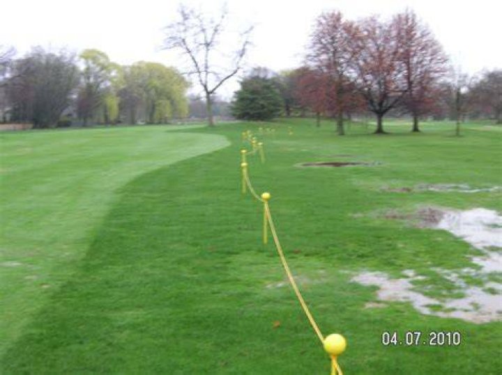 What do yellow stakes mean on a golf course?