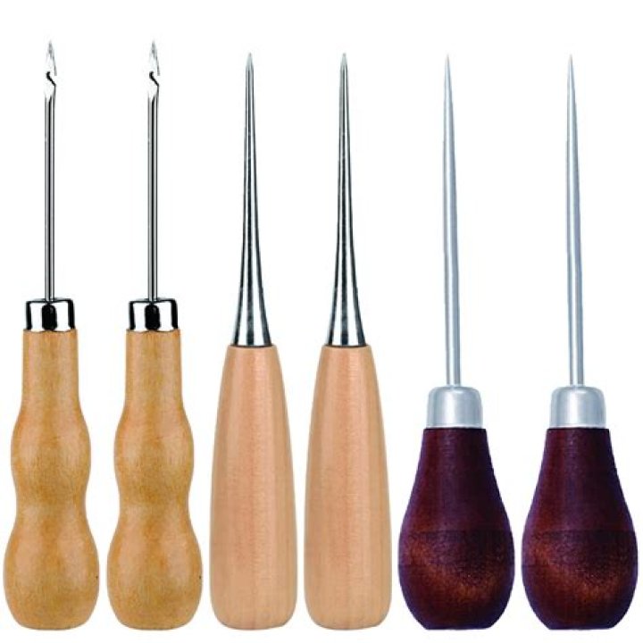 What is the difference between a gimlet and a Bradawl?