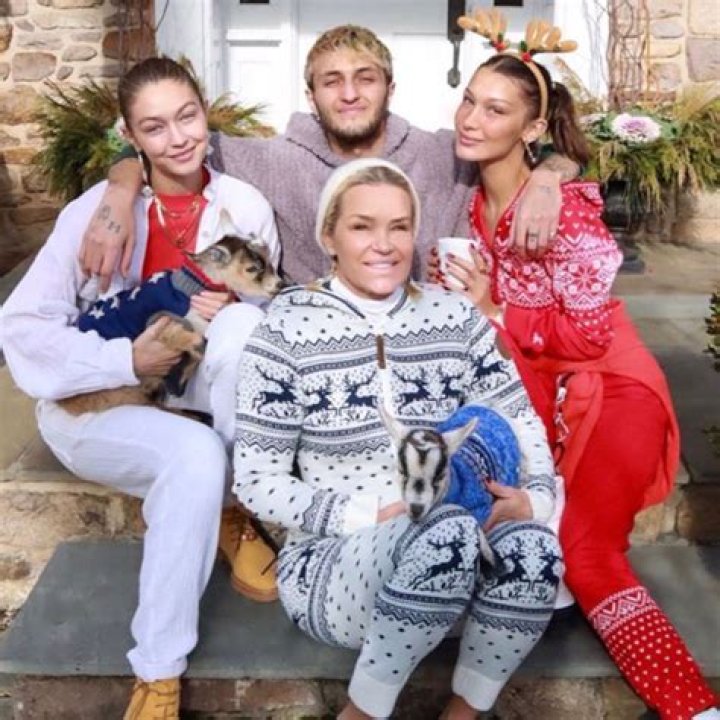 Yolanda Hadid: Starting her own show “Model Moms”; Helping the aspiring Teen Models to achieve Dreams!! Also about her guidance on Gigi and Bella Hadid!!! Yolanda with her kids