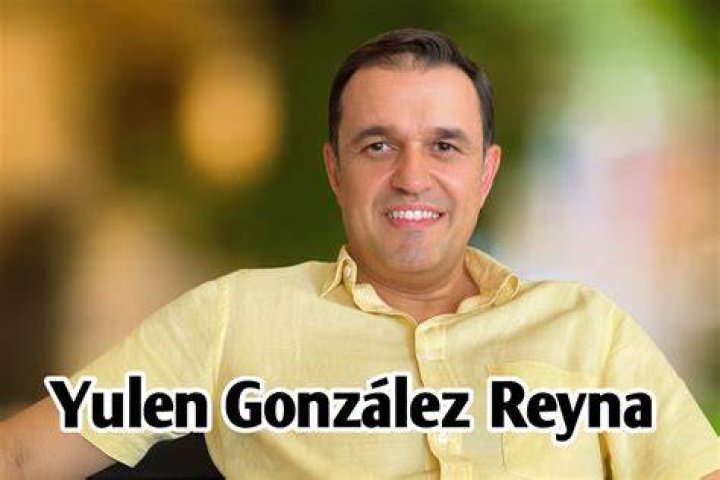 Yulen González Reyna's parents posing for a photo shoot.